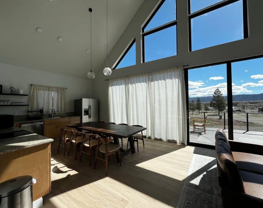 Red Rock Retreat Stunning Floor To Ceiling Views Hatch Exterior photo